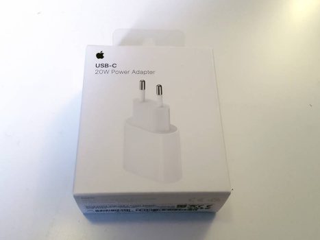 Apple 20 W USB C strømadapter hvit papir boks liggende på hvit bakgrunn
