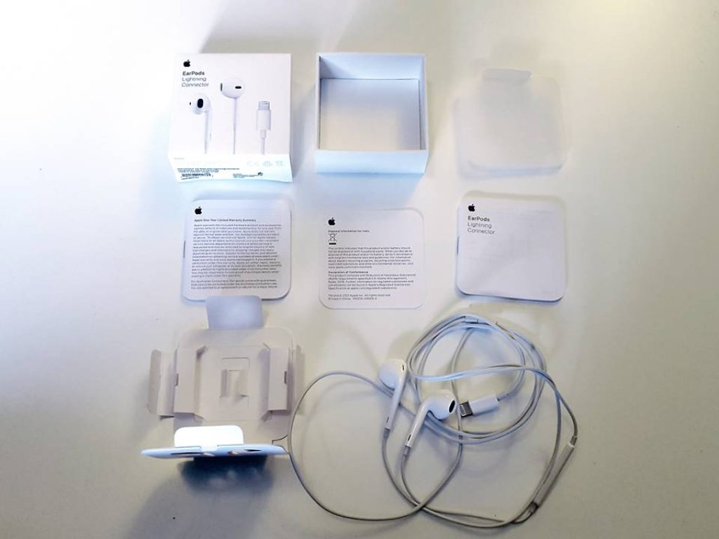 Best pris på iPhone EarPods Lightning MMTN2ZM A her vist utpakket med dokumentasjon og øretelefoner