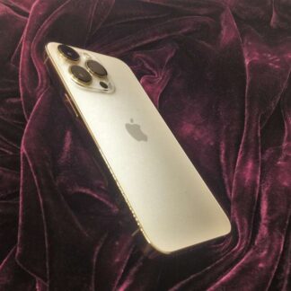 Apple iPhone 13 Pro 256GB Gull liggende på lilla fløyel