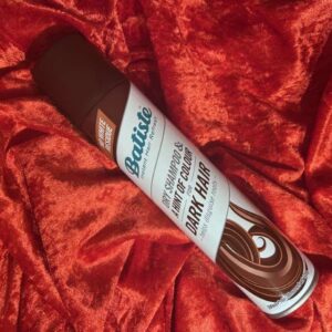 Batiste Dry Shampoo for Dark Hair tørrsjampo spray for mørkt hår liggende på rød fløyel