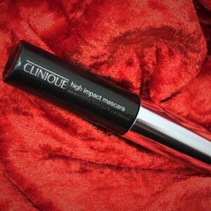 Clinique High Impact Mascara Black liggende på rød fløyel