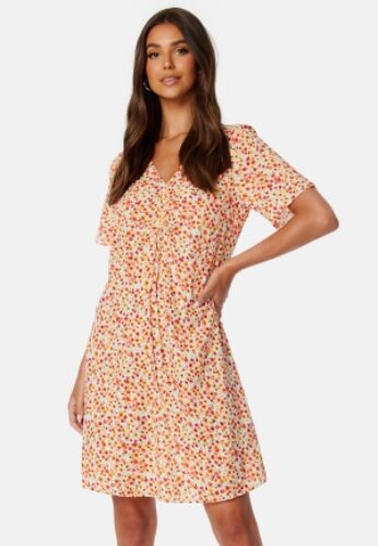 Pieces Nya SS V-Neck Short Dress Cloud Dancer AOP: Fl S – 5715419671899
